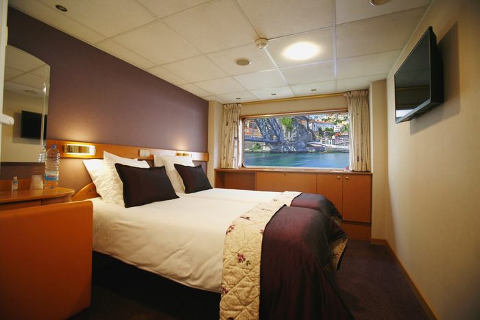 Main Deck 2 Adjustable Twin Beds CAT. A